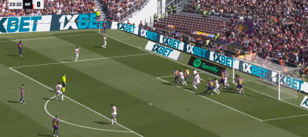 阿劳霍头槌制胜！巴萨1-0联赛5连胜 领先皇马7分北京时间3月22日晚21点，西