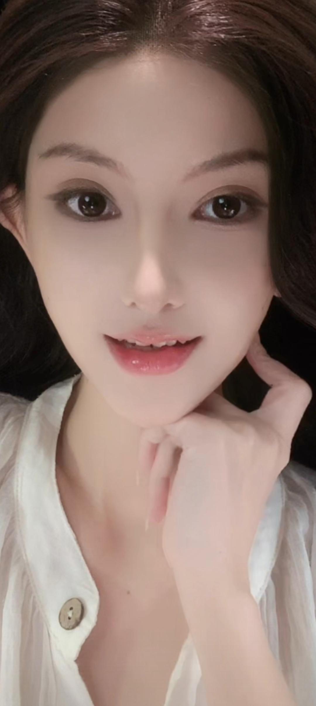 这个女孩看着镜头微笑。