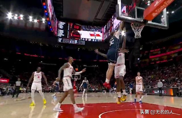 卡佩拉惨遭弗拉格隔扣，真的是反应慢半拍




火箭没有了亚当斯，卡佩拉得到不少