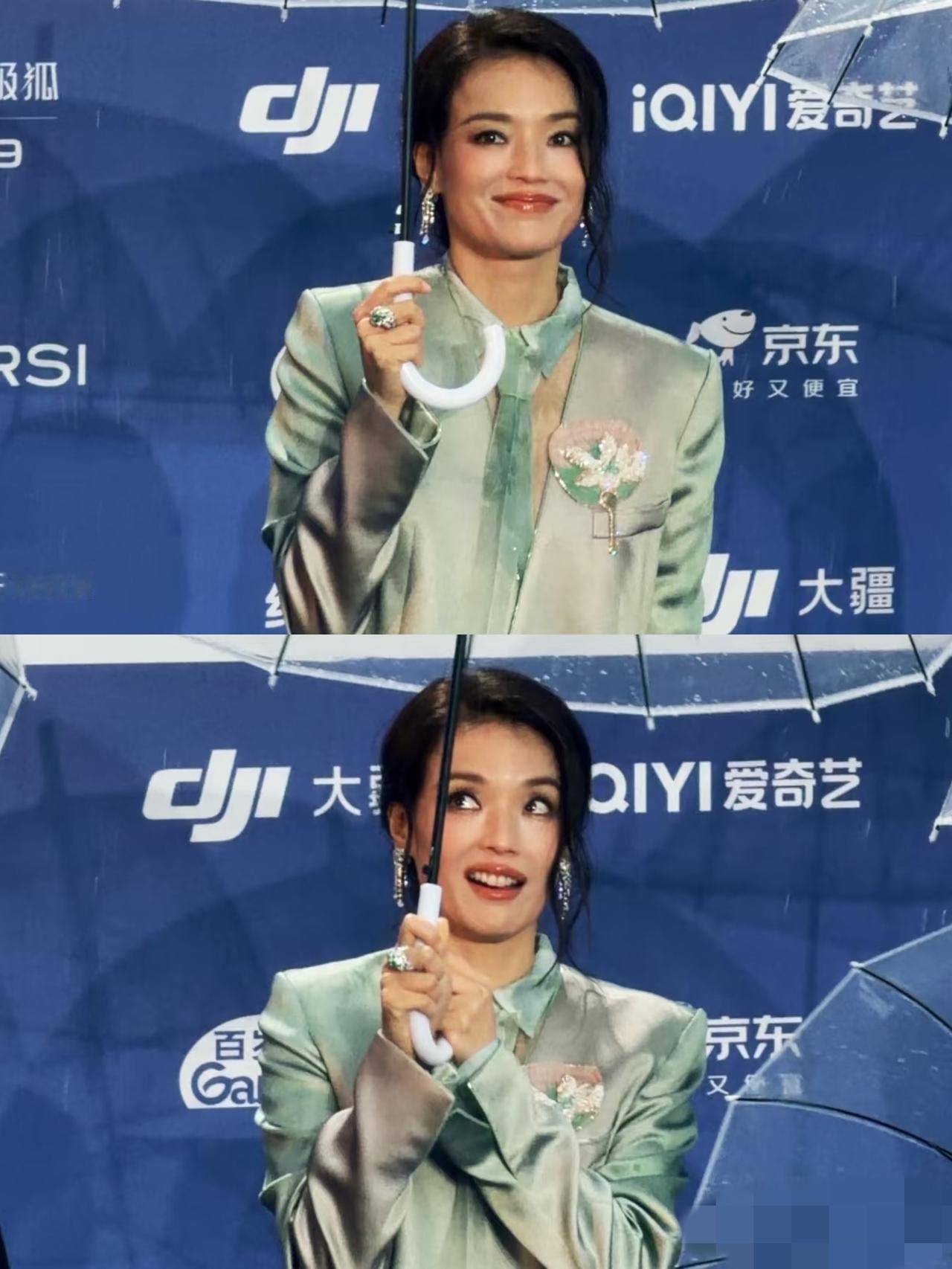 4月16日，舒淇亮相北影节开幕式红毯，穿着高定衣服气质挺好的，但总感觉怪怪的，好