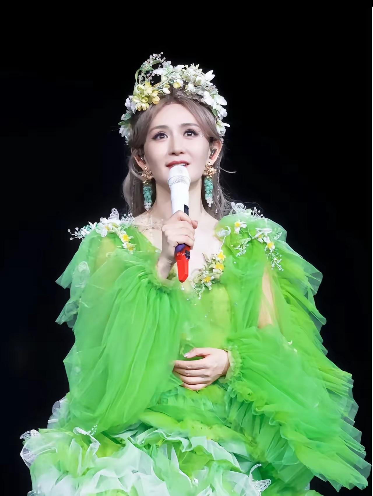 谢娜巡回演唱会的心愿，
可能要泡汤了。
不是没有粉丝买票，而是因为《人民日报》就
