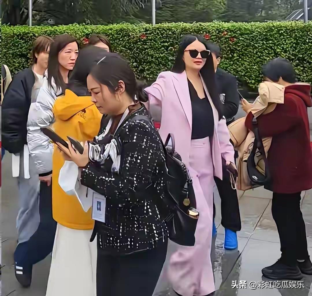 李湘消失两个月露面瘦了好多，她穿着一身职业装戴着墨镜依然霸气十足，王诗龄又高又瘦
