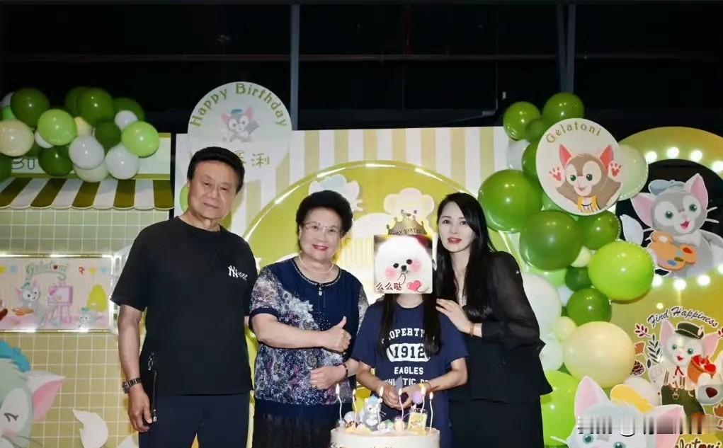 伊能静为女儿办10岁生日宴，秦昊和爸妈都到场陪伴，米粒大名公开