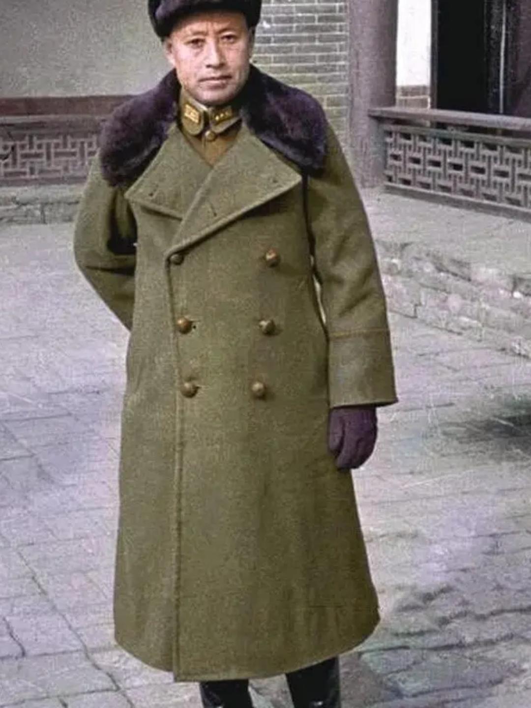 1926年10月，兵败的吴佩孚带着卫队逃到邓县，于学忠带着手下六个师长出门迎接，