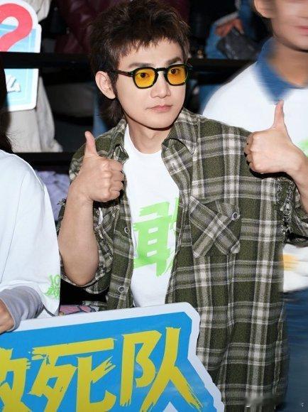 蒋龙10间敢死队路演哭了蒋龙发言哽咽了蒋龙也太真诚了吧，聊起《10间敢死队》幕后