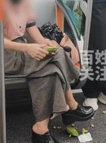 武汉，一列地铁上，一位穿着打扮精致的年轻女子，坐在位子上吃莲蓬。她不仅吃东西，还