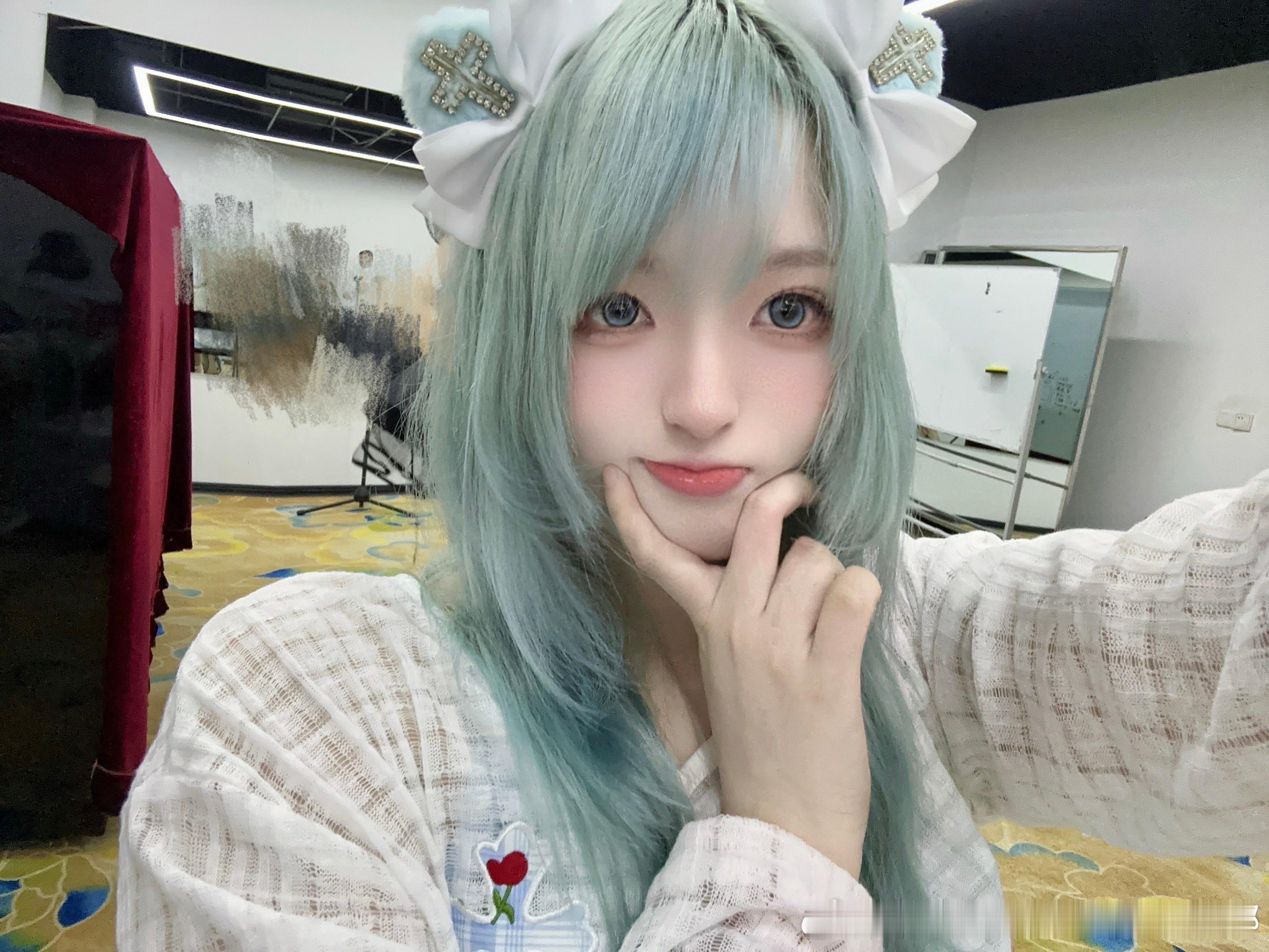 霜降魔法部  恭喜白粿同学成功过完生日，她太忙了，没空和她合照，既然这么熟了她一