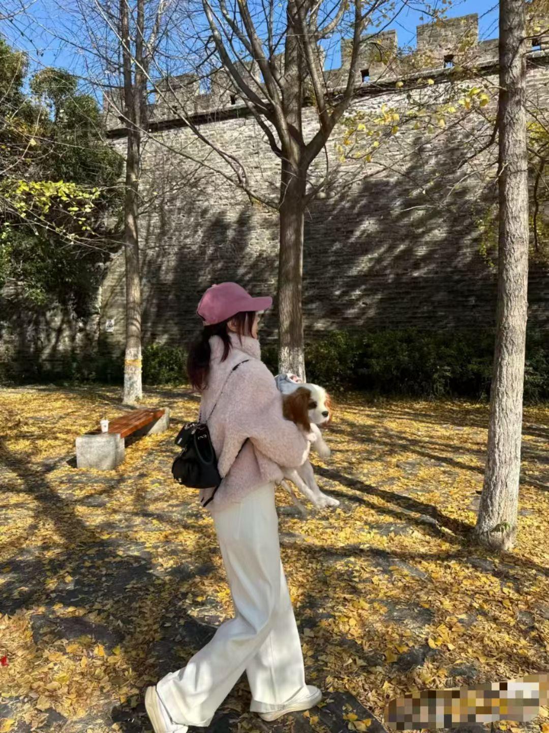 有的人在有限的生命里，奋发向上，努力，让自己发光发热；
有的人混混沌沌，有的人所