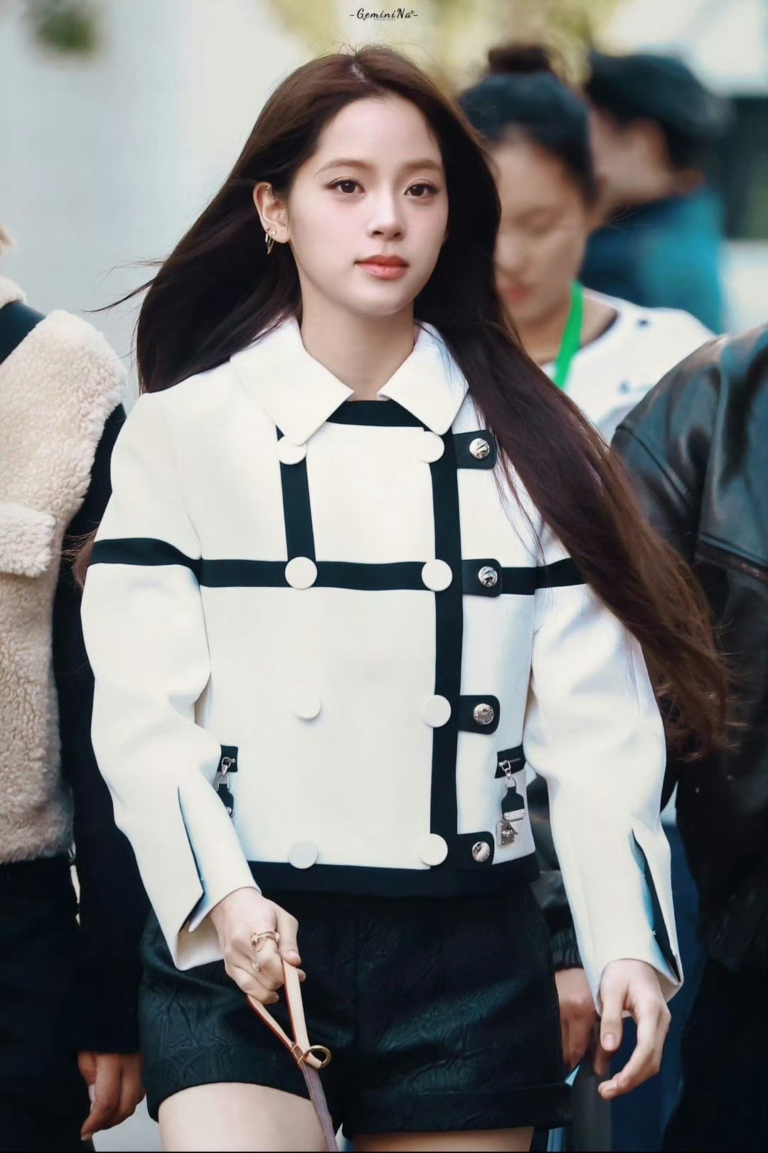 欧阳娜娜今天是明媚学姐 牵着小狗在阳光下走来的样子好治愈 