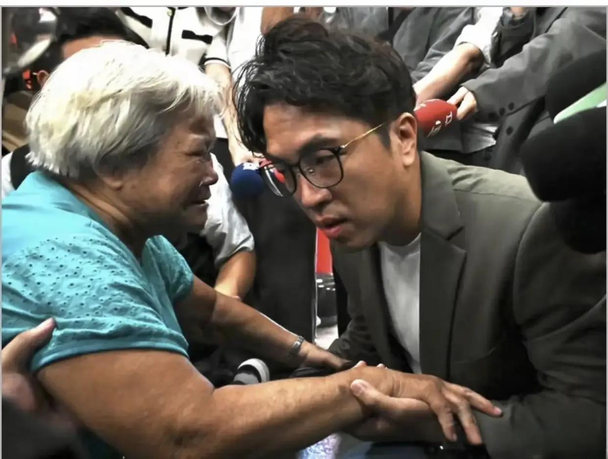这就是那个跪沈伯洋的阿嬷，演悲情戏，希望沈伯洋当救世主，“演技”真是太好了，它们