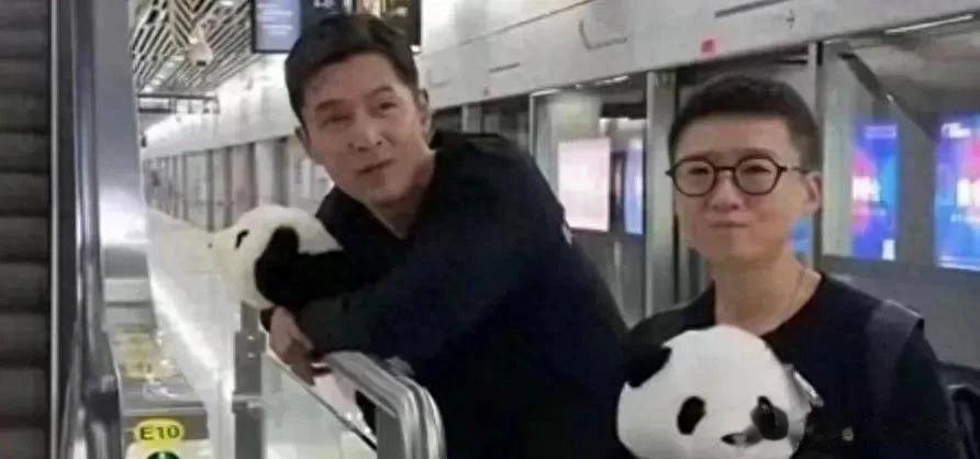 近日，有网友在三亚见到了休和他的家人。这是休正式宣布结婚以来，第一次和家人聚在一