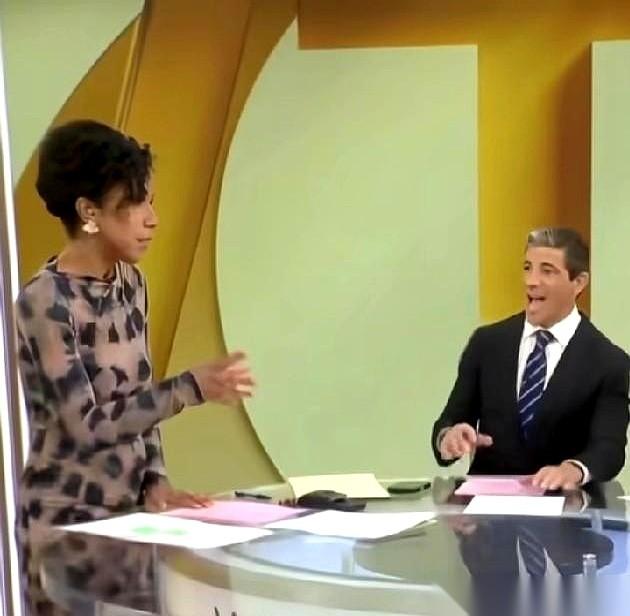 美国一档节目，大屏幕上正放着中国机器人跑马拉松的画面。
机器人冲过终点线，旁边的