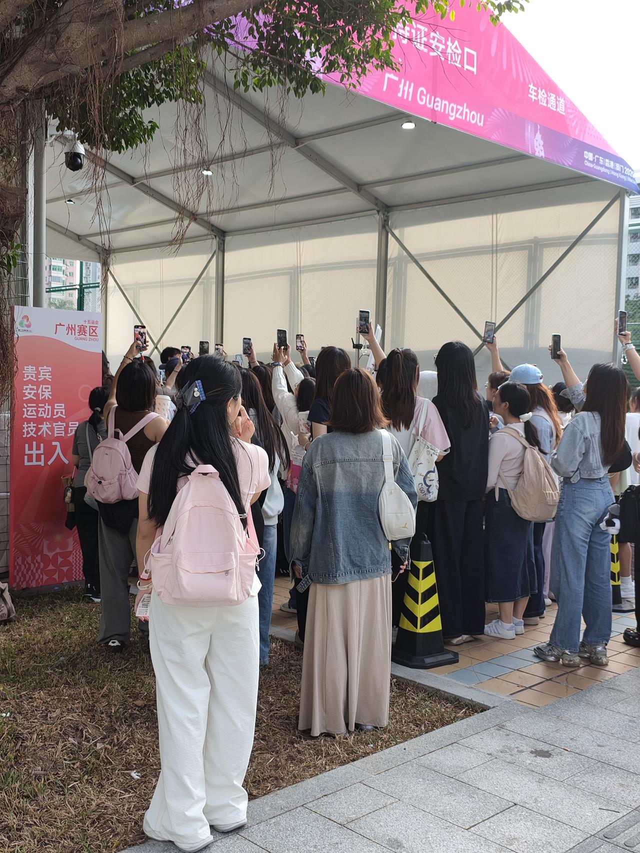 今天是广东男排对澳门男排，广东队以3:0胜了澳门队，但是澳门队的女粉丝特别多，都