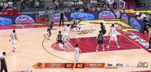 广东男篮vs龙狮男篮 陈国豪、刘颜诚一人一个三分，广州把分差拉开了！ 