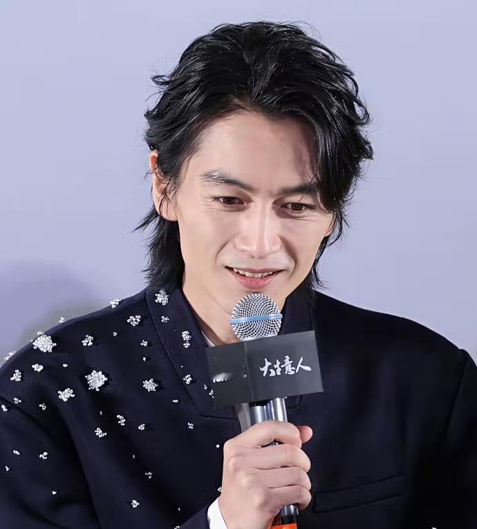 陈晓昨天出席新剧宣传活动，完全认不出来，都瘦成皮包骨了。

时光真是个神奇的雕刻