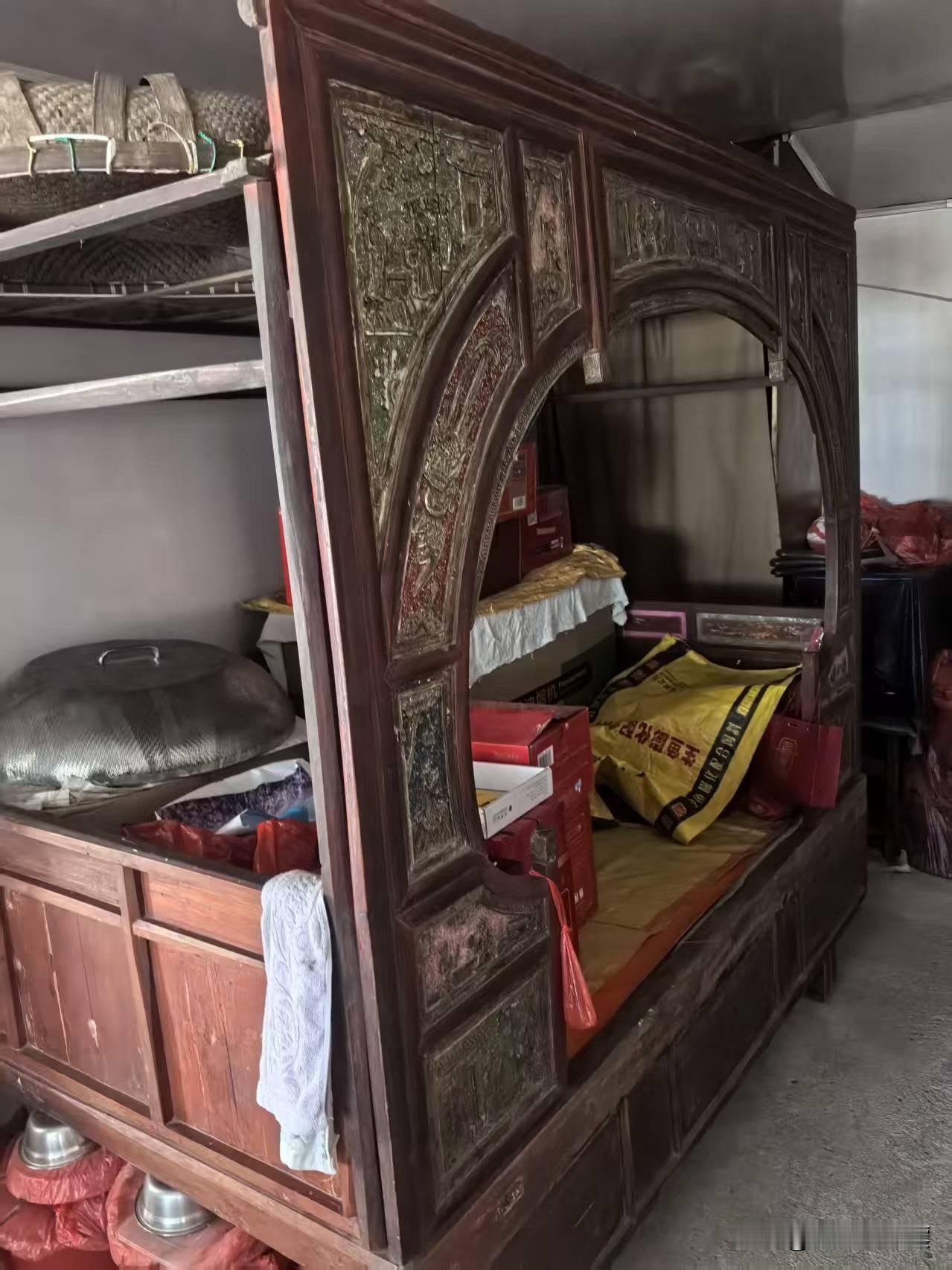 我浙江朋友传来好几张照片，说是他姨妈家的老木床，采用榫卯结构打造。他家以前也睡这