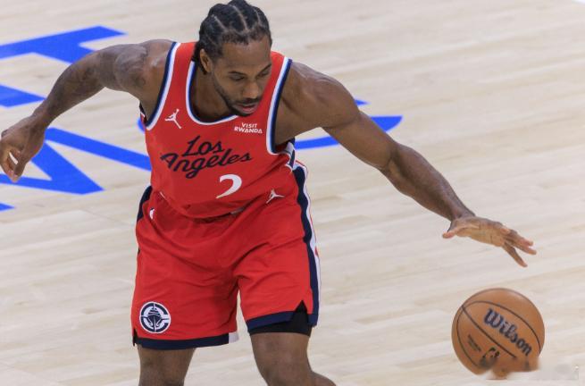 1月31日讯 NBA常规赛，快船半场50-59落后掘金。上半场，快船球星伦纳德攻