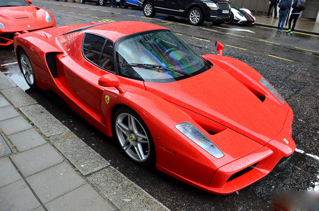 红色法拉利Enzo 