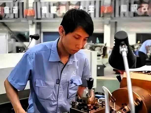 2018年，沈阳黎明公司的车间里，机床轰鸣，铁屑纷飞。一位美国工程师站在满身油污