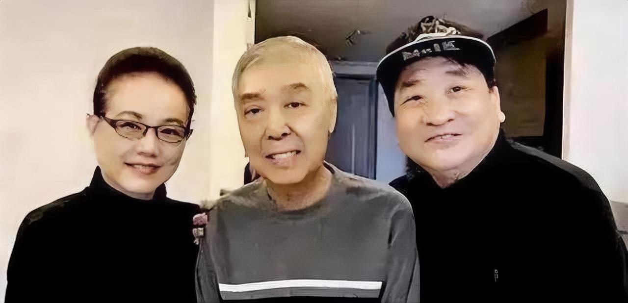 2018年，姜昆和妻子一起去看望病中的师胜杰。那时的师胜杰已经患上肝癌，身体虚弱