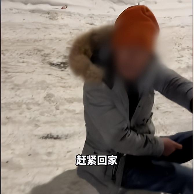 在冬季的冰天雪地中，会发生哪些别样的温暖瞬间？
 
11月28日，黑龙江大庆是一