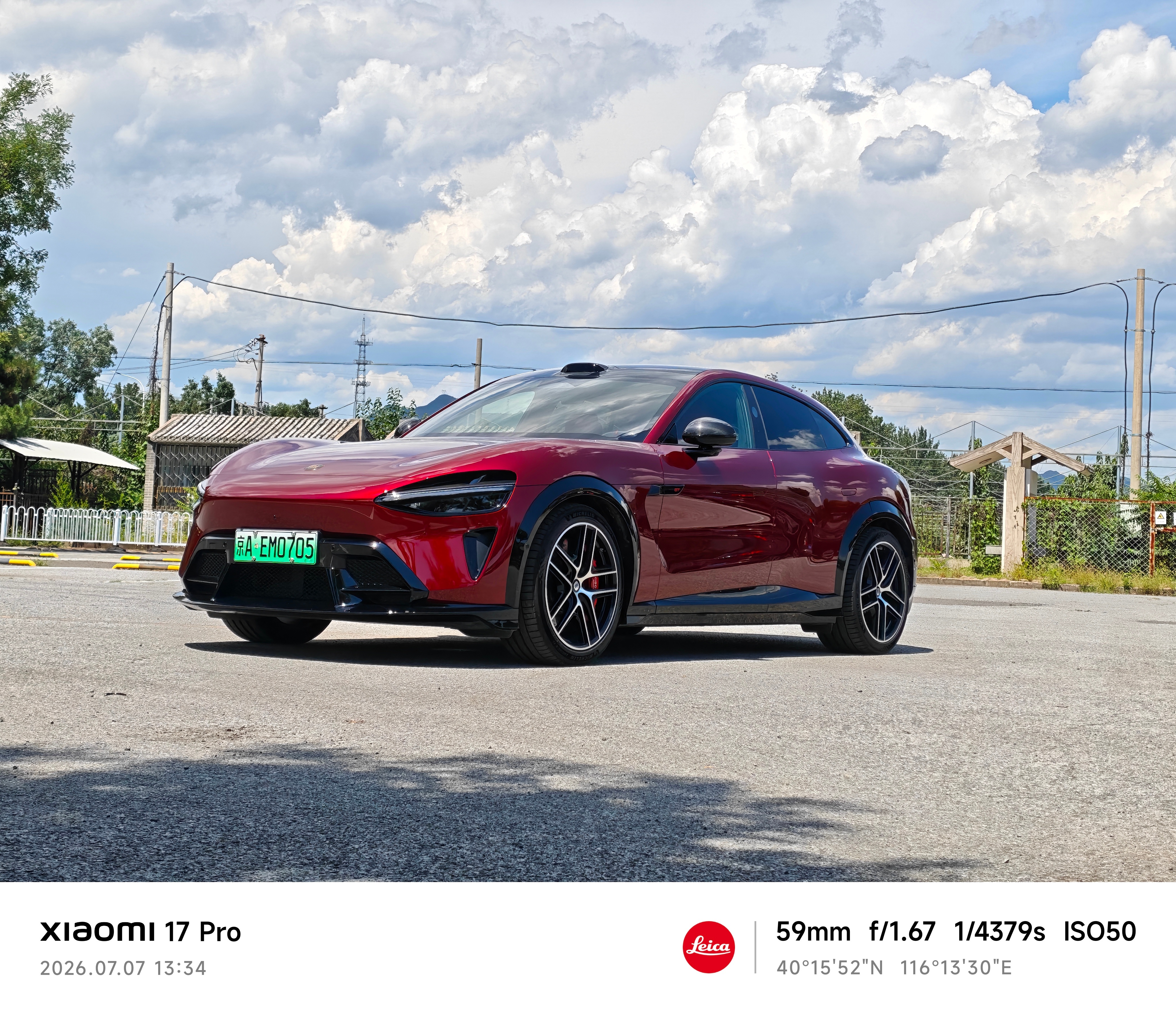 阳光下的小米YU7GT 车厘子红 