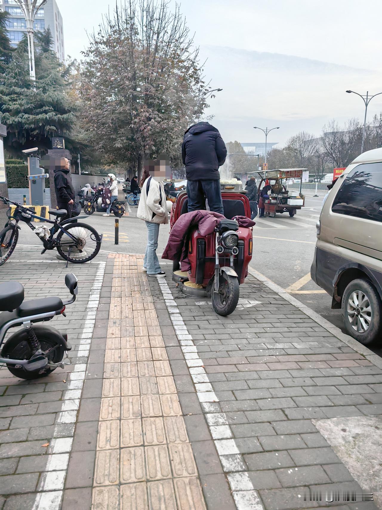 渭南市这个包子摊点有个性，老板卖包子站的老高高，说话蛮和气，关键是包子味道杠杠滴