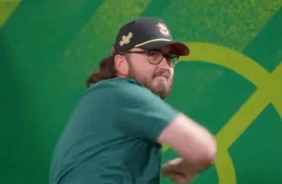 离谱！电竞冠军因庆祝动作被判负 空中挥拳时可能干扰到对手