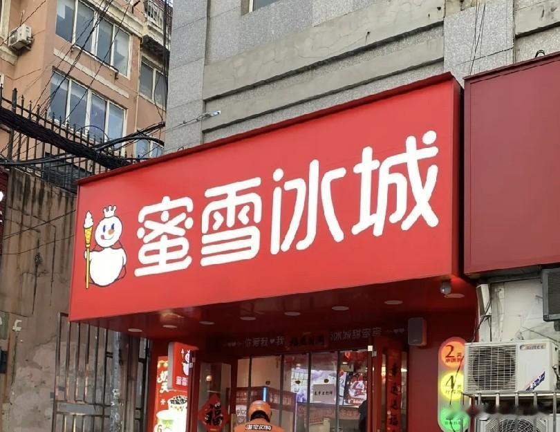 你要说大连几大商圈，店铺之间卷就卷了也不奇怪，就马栏广场这周围也这么卷了，有的是