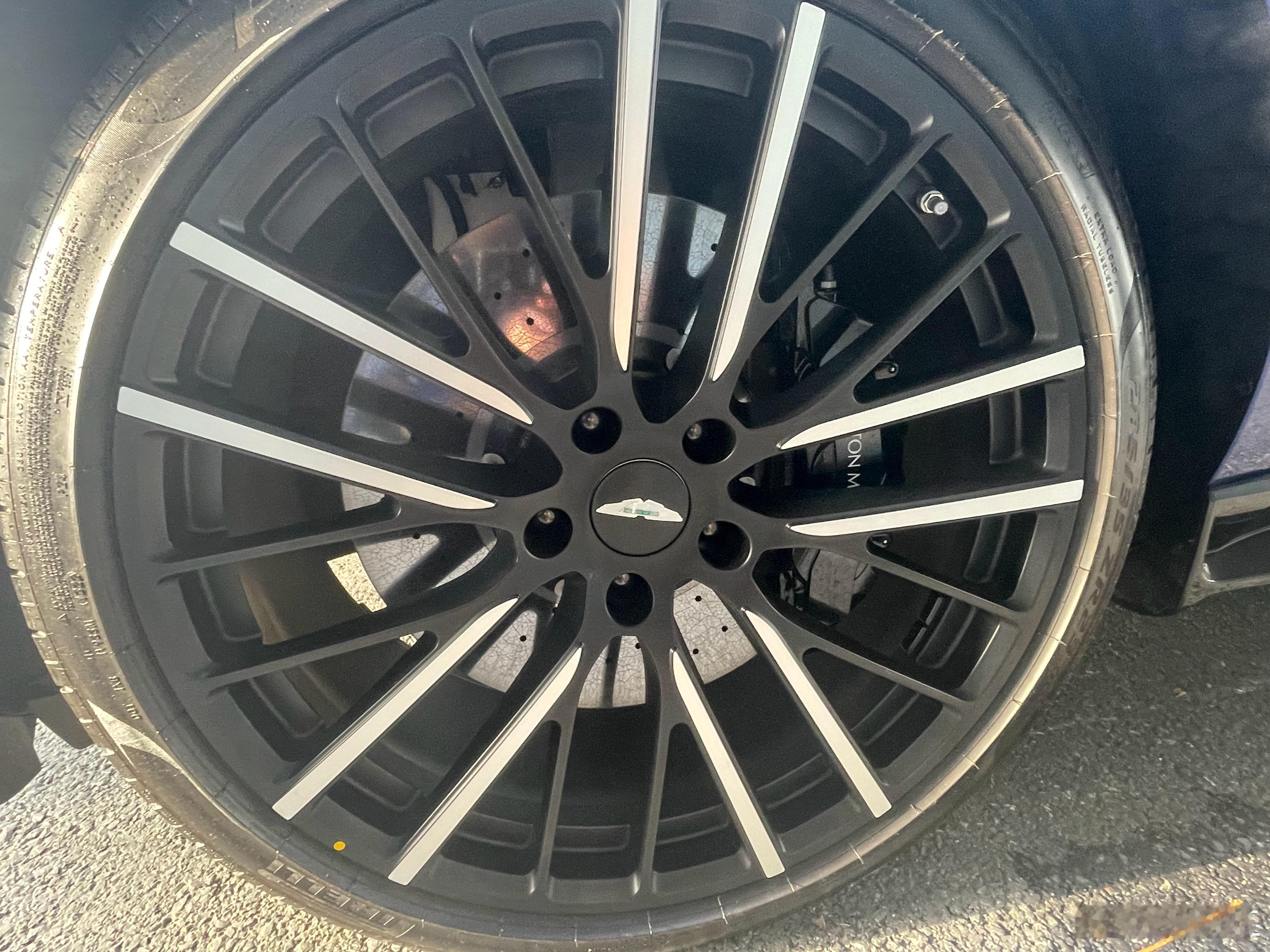 这应该就是碳陶刹车盘吧，以前只听过没见过，我弹了一下，明显不是金属的。别说这大盘