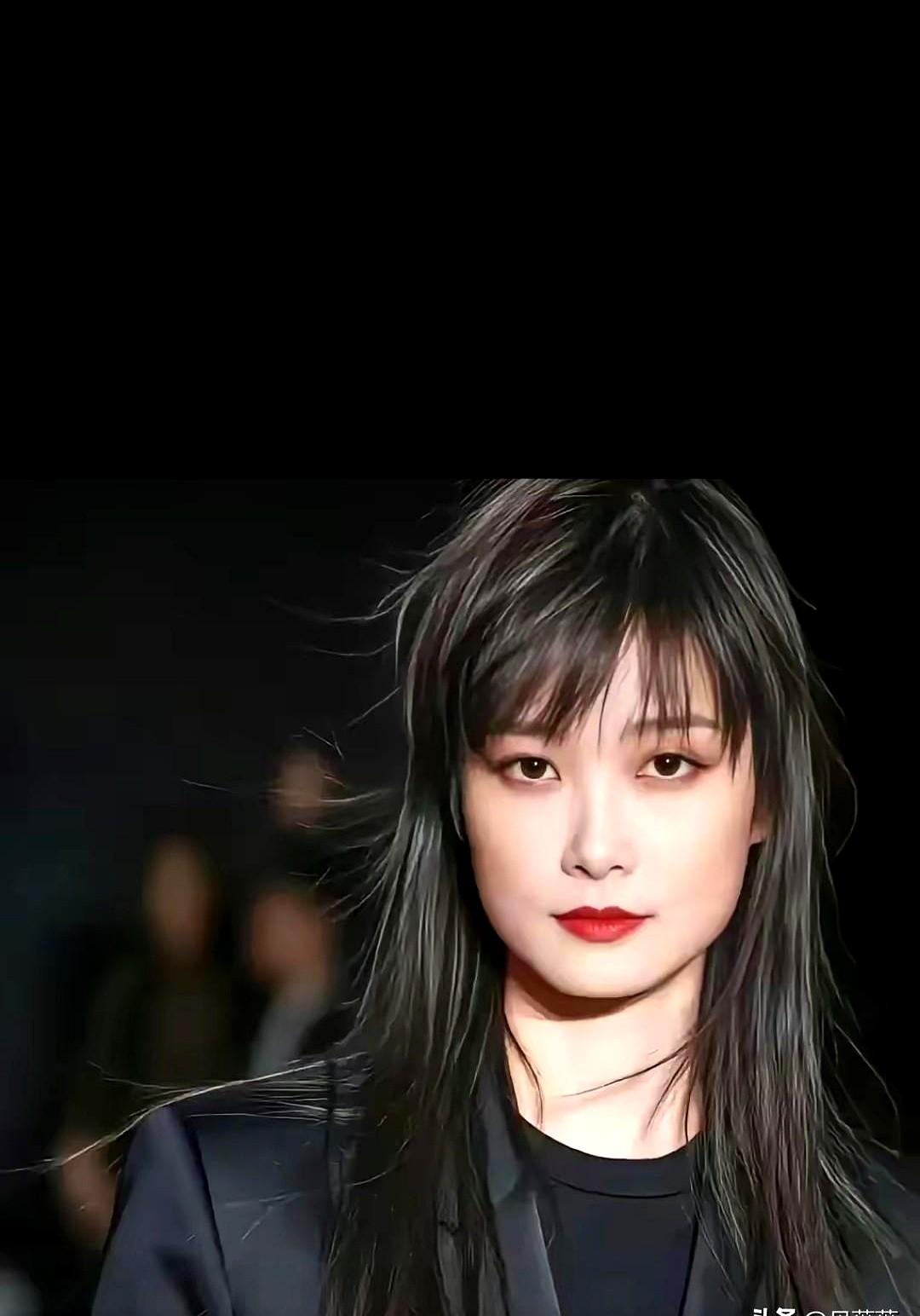 有人说李宇春长发也好看，但我看未必。

短发才是她的王炸！从05年出道就是这个利