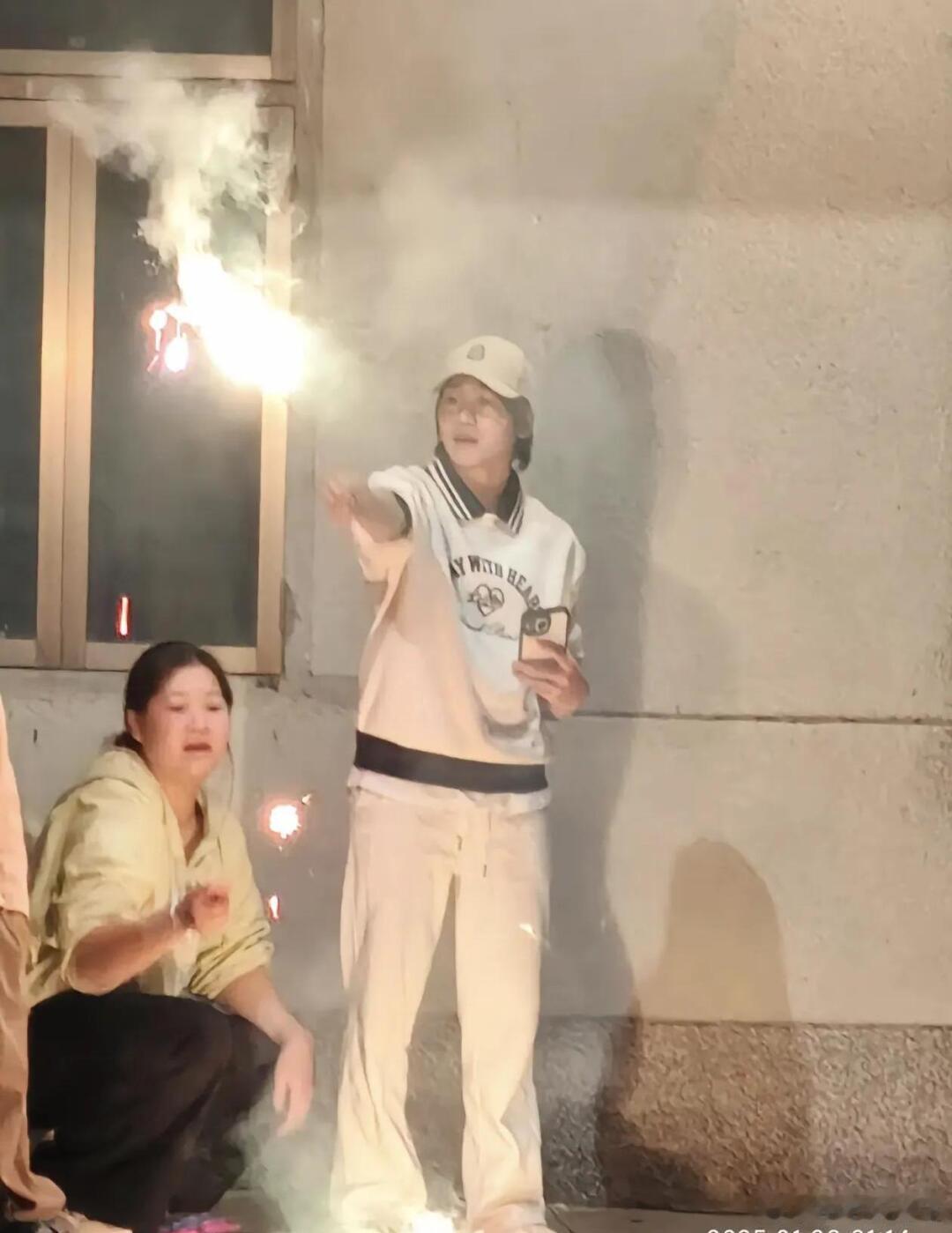 全红婵晒百张照片请网友看烟花 【全红婵家过年好热闹！爆火背后也有烦恼？【全红婵家