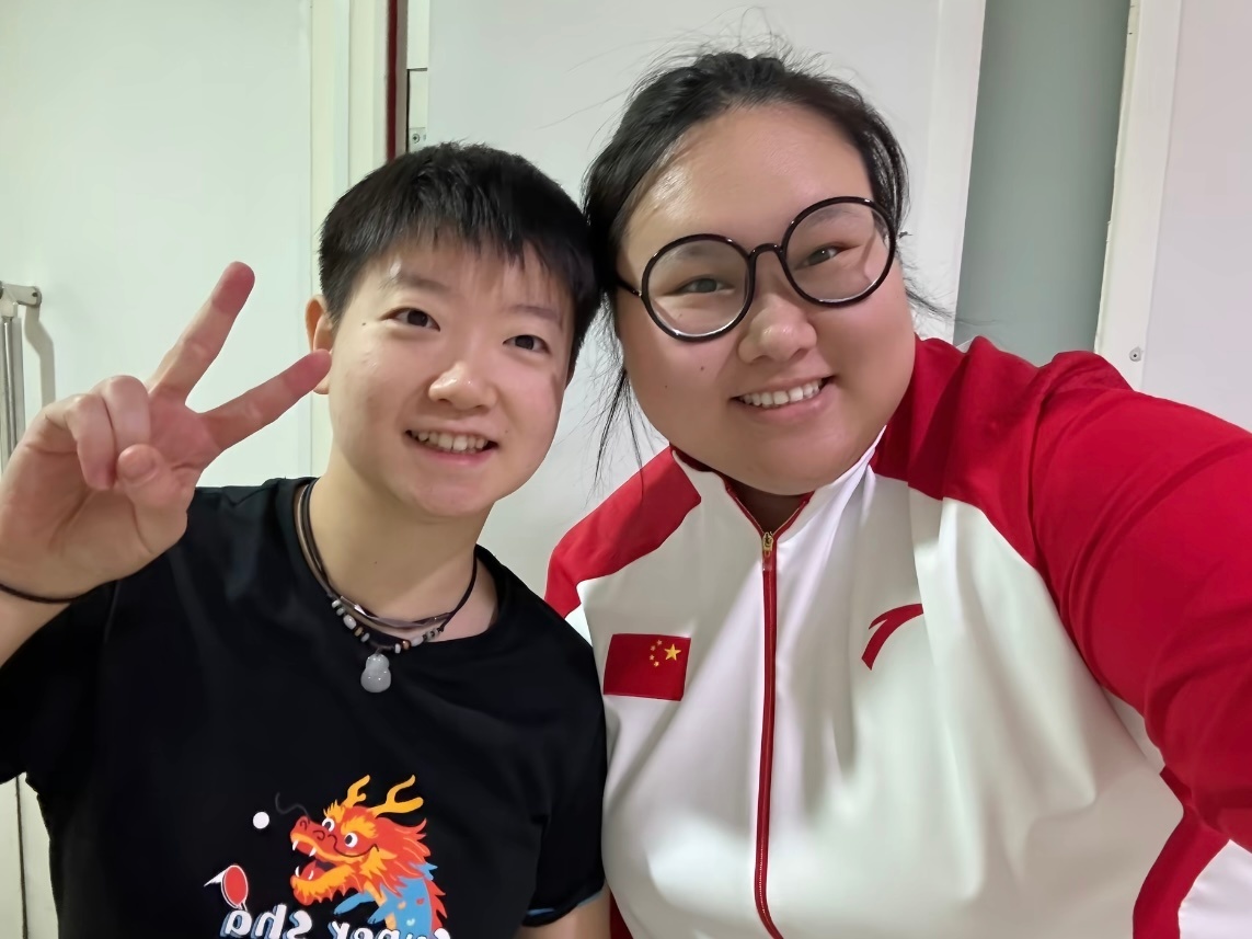 举重小伙伴合影➕1📸孙颖莎比耶