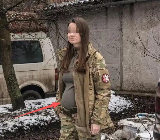 乌克兰亚速旅俘虏承认，乌军女兵根本没用，很多都变成了战地情人。乌军独立第3亚速旅
