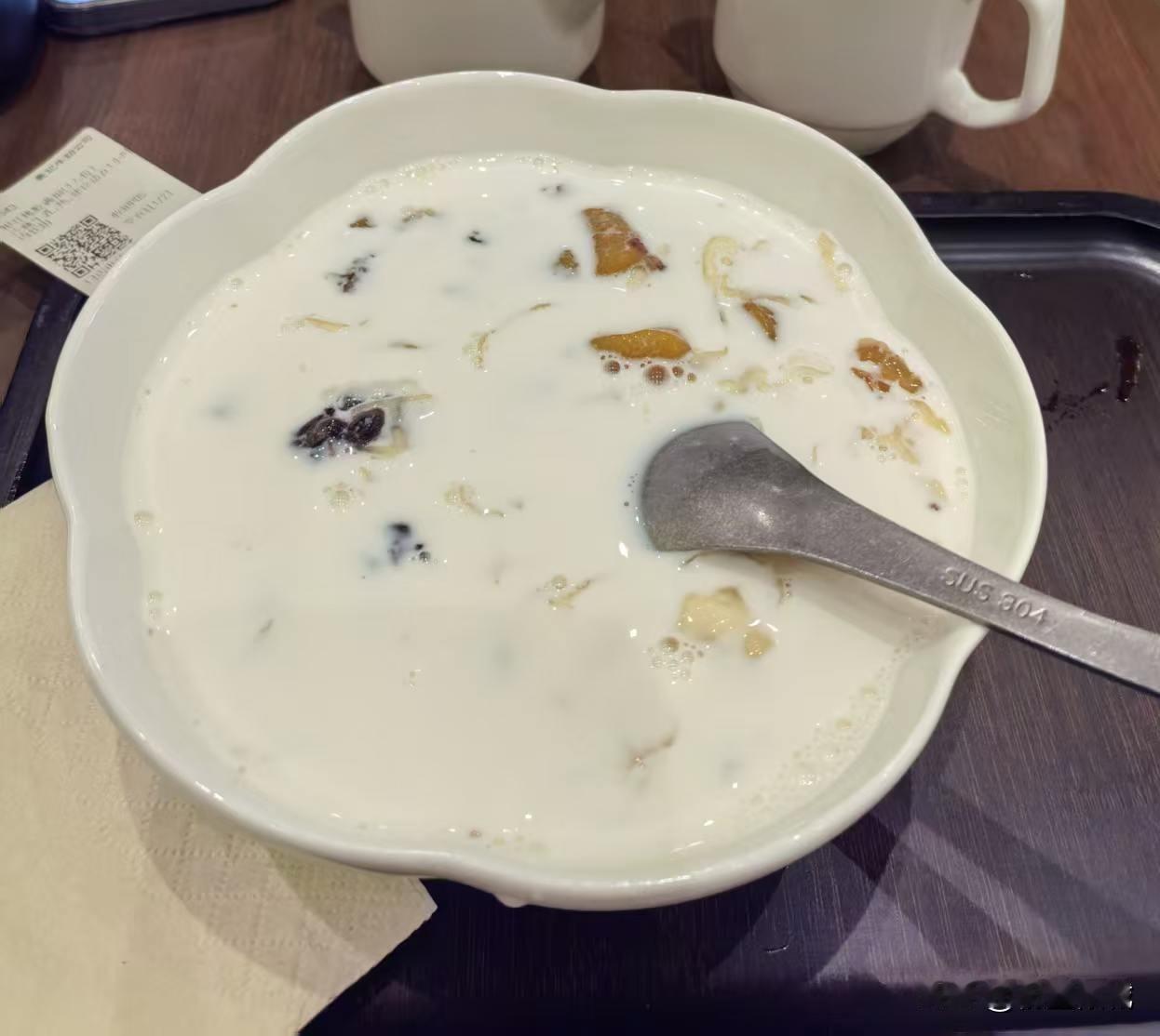 也许是年龄大了缺钙
最喜欢牛奶搭配的食物
里面有桃胶红豆
足以挑逗中年人的味蕾