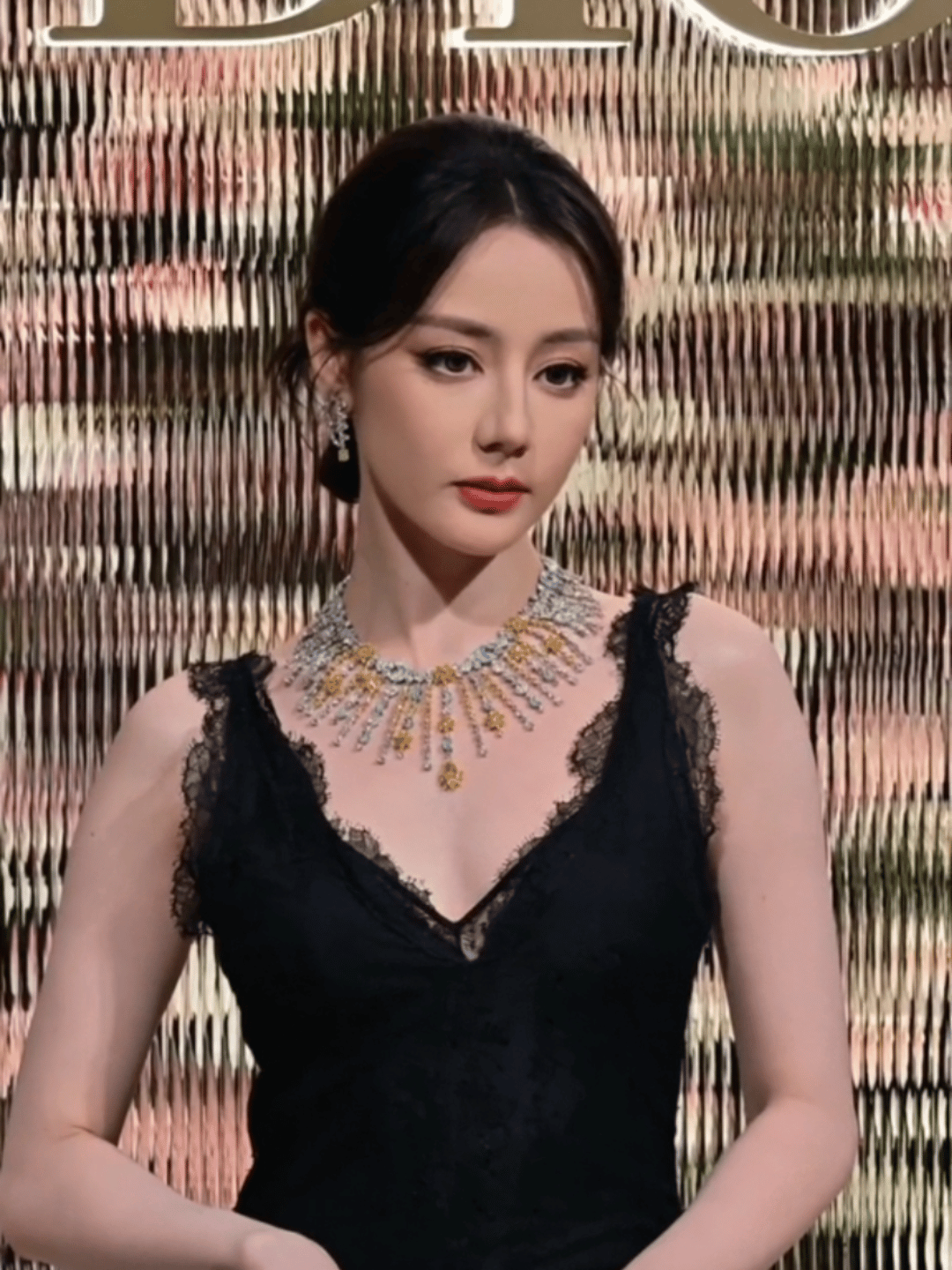 Dior独宠，高珠配美人太养眼了～迪丽热巴迪奥活动直拍迪丽热巴 女王回归