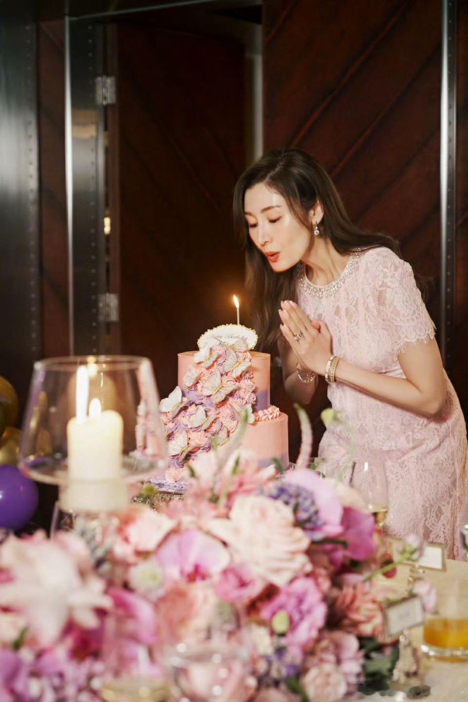 李嘉欣55岁生日照李嘉欣55岁生日照🈶姐姐状态看起来真的好好好美呀！！[赢牛奶