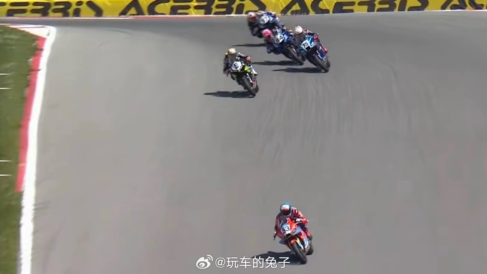 国产摩托车WSBK夺冠创造历史顶着失误的压力，最后两圈生吃雅马哈R9，太燃了……