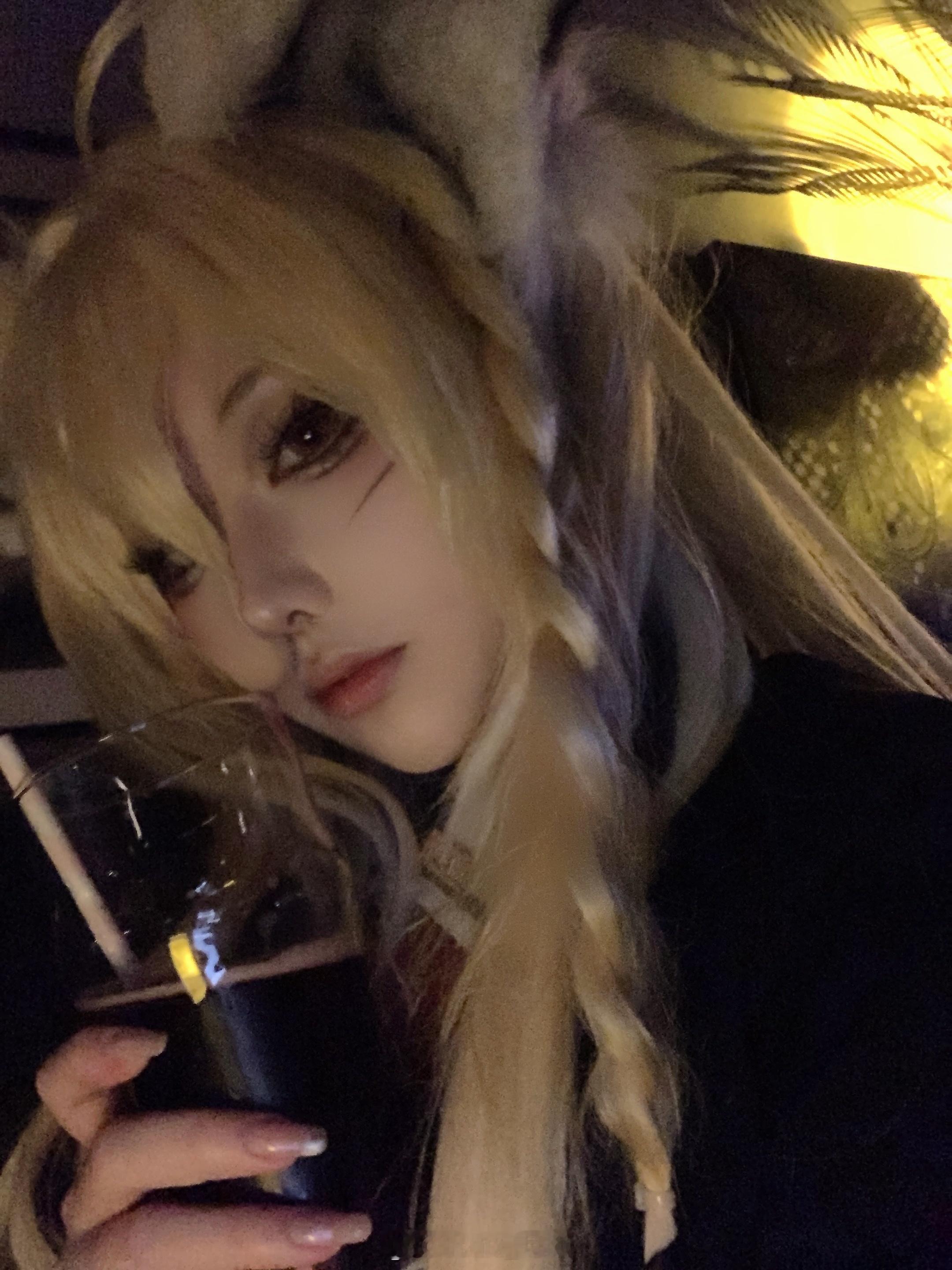 莫名其妙就拿着酒杯拍起来了: 