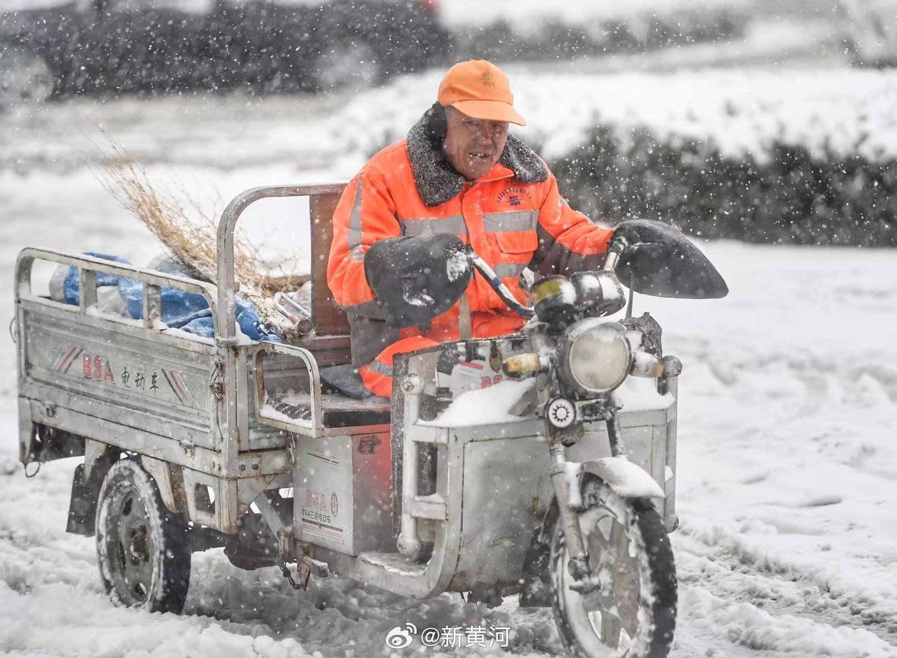 【#一抹橙色暴雪中逆风出动#[心]】#济南环卫工冒雪清理积雪# 3月2日， 济南