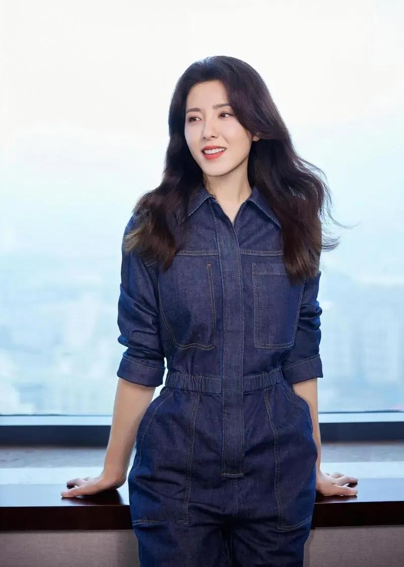 中国娱乐圈高个子女明星，谁最美？
1、熊黛林——-178cm
2、关晓彤——-1