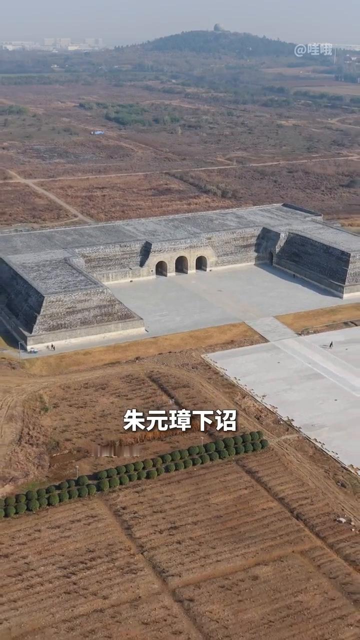 谁能想到，这规模宏大的城墙竟是600多年前朱元璋留下的烂尾工程。
洪武二年，朱元