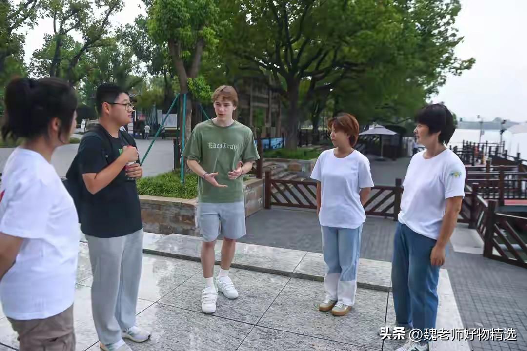 晚饭后散步，前边是一对母子在争吵。
孩子说，不给我买球鞋，等你老了不给你养老。