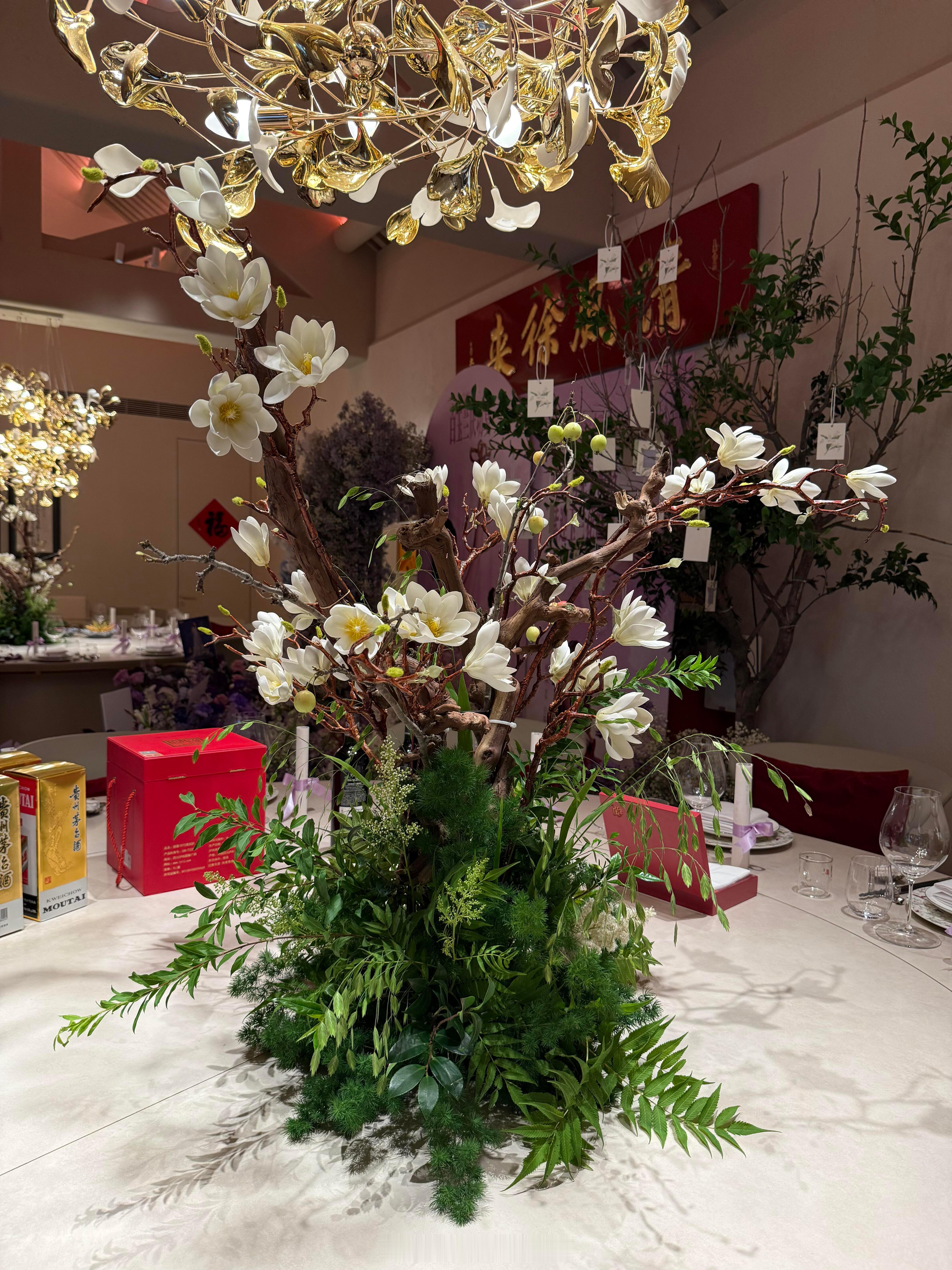 杨紫庆功宴桌子上有玉兰花杨紫庆功宴花艺 这是真的玉兰花开了，希望杨紫有机会白玉兰