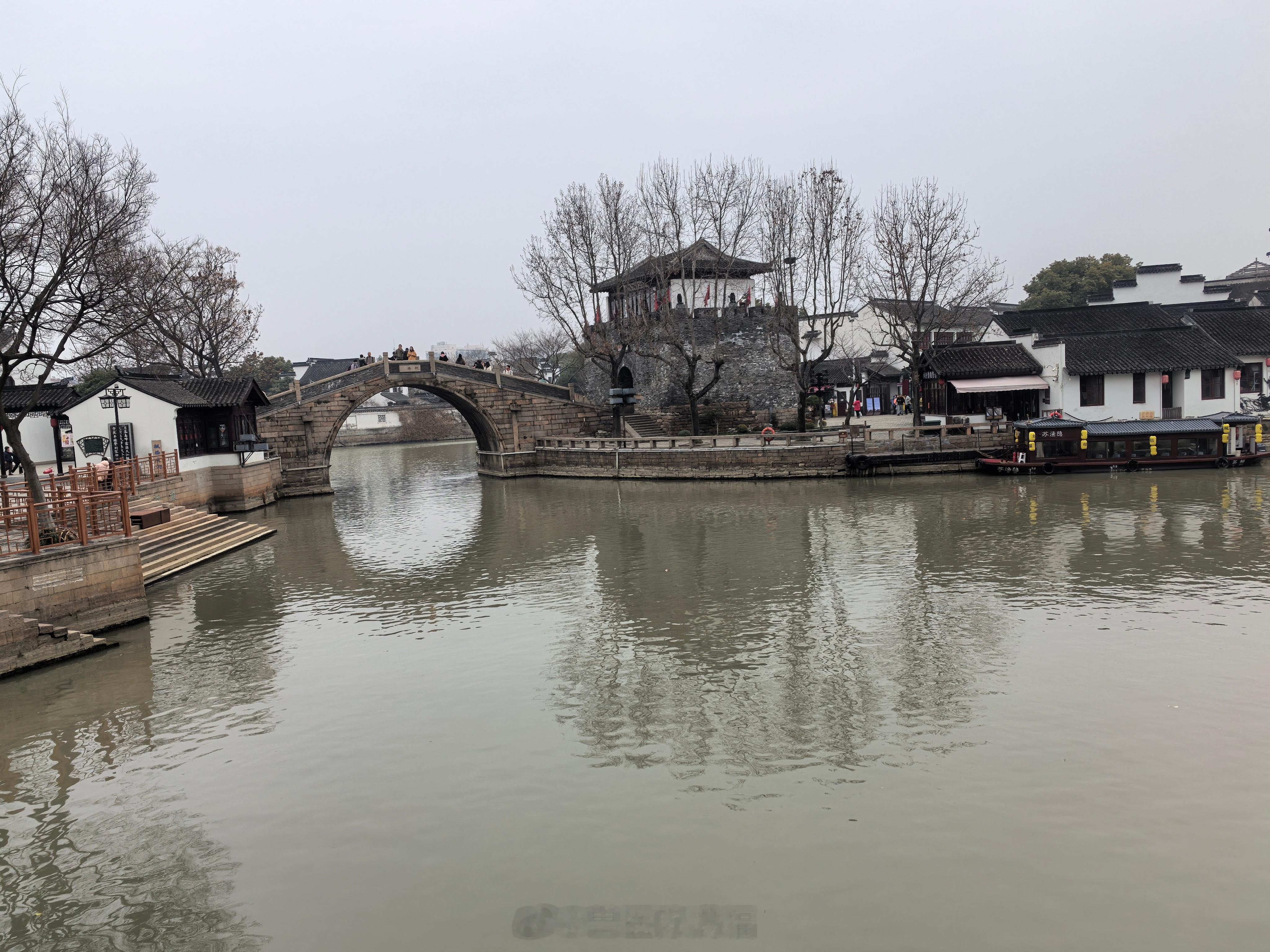 头上的毛越来越少了。今天到寒山寺。枫桥夜泊风景区。  