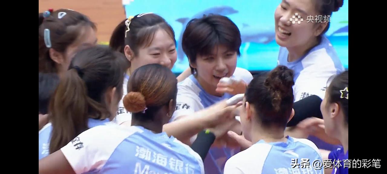 天津女排笑嗨了[呲牙]与上海女排的第三局24:18时，原本裁判判上海女排范莱克进