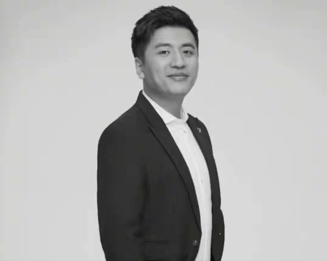 张雪峰说：“同学们，你们一定要多挣钱。我以前也觉得飞机头等舱没意义，住店有个床就