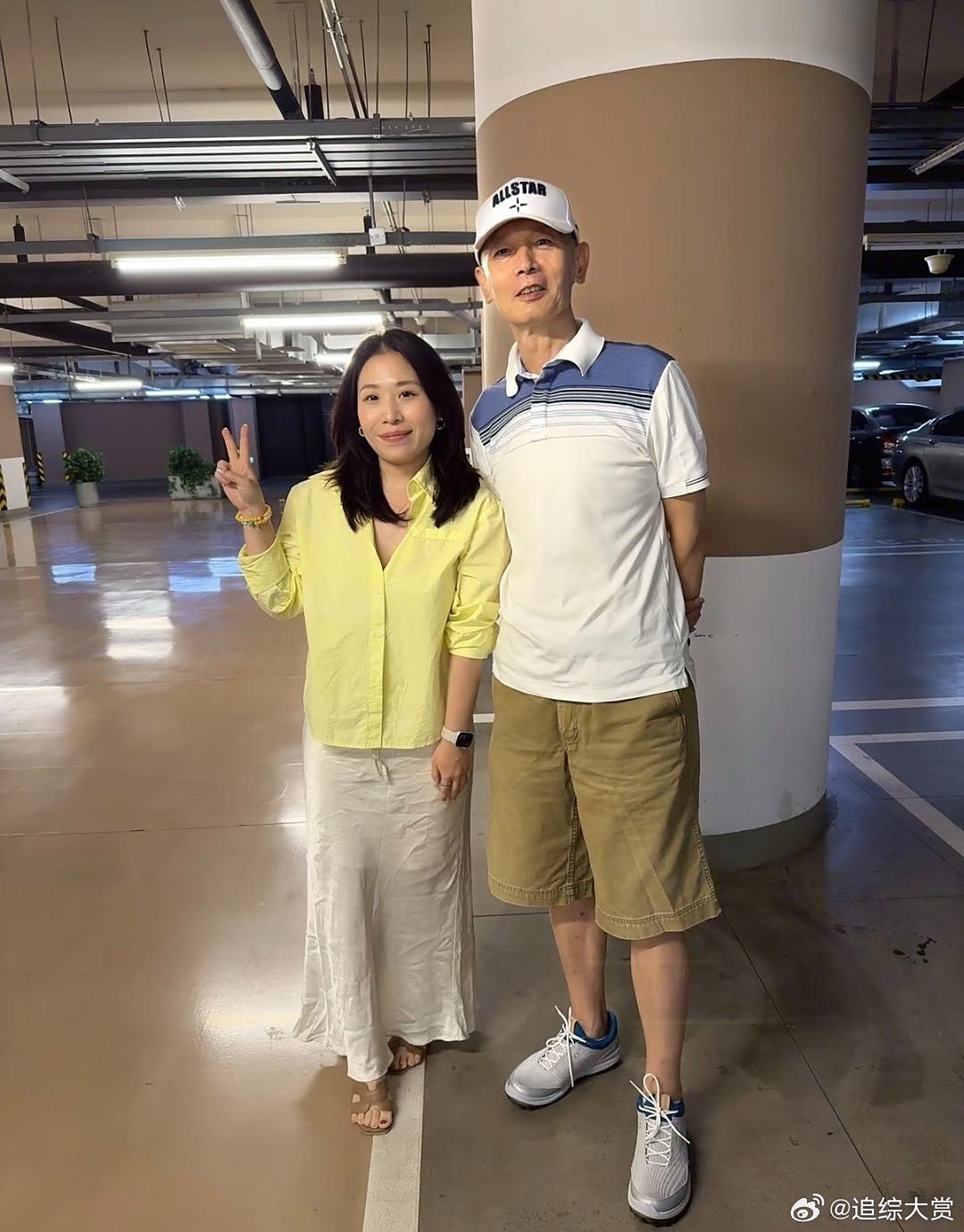 网友在在北京地下停车场偶遇葛优，他真人好瘦，穿衣打扮有型，性格非常好，完全没有大