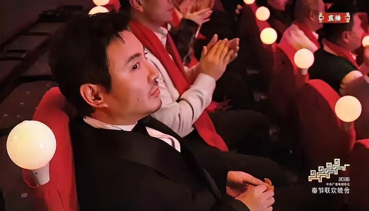 春晚节目没笑，看到沈腾的一个眼神笑了，许多网友把沈腾“吃橘子被发现没鼓掌”的镜头