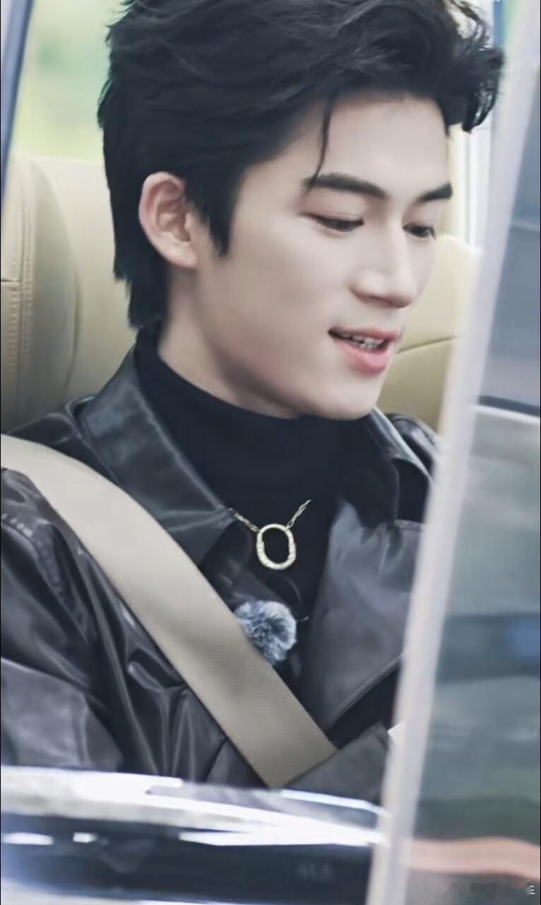 王星越高叶好浓的姐狗味周五晚高疯路透，王星越高叶站一起好浓的姐狗味儿，谁来给两位